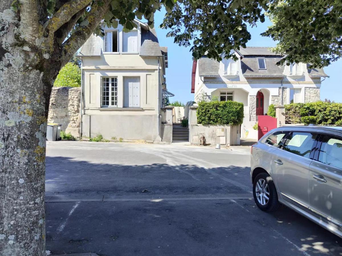 Chambre Grise Dans Une Demeure Du 16Eme A Saumur Comprenant Cuisine Equipee Exterior foto